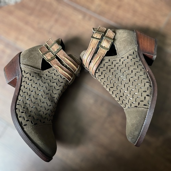 CIRCLE G Laser Cut Suede Ankle Booties •Size 8.5 • Women - Picture 2 of 16